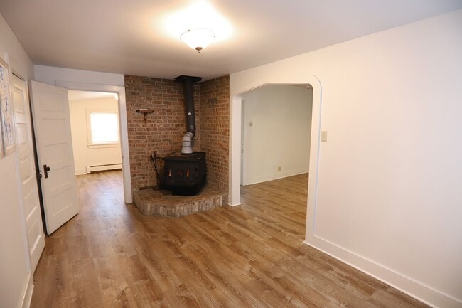 Building Photo - 1 bed 1 bath home along the river