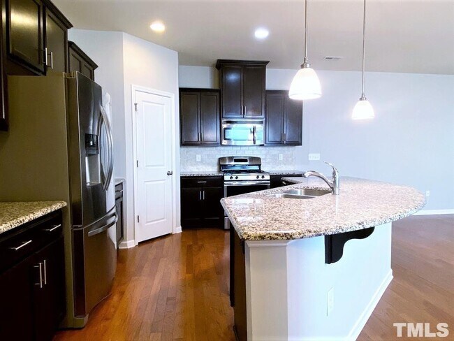 Foto del edificio - End Unit 3 Bedroom Townhome Morrisville RD...