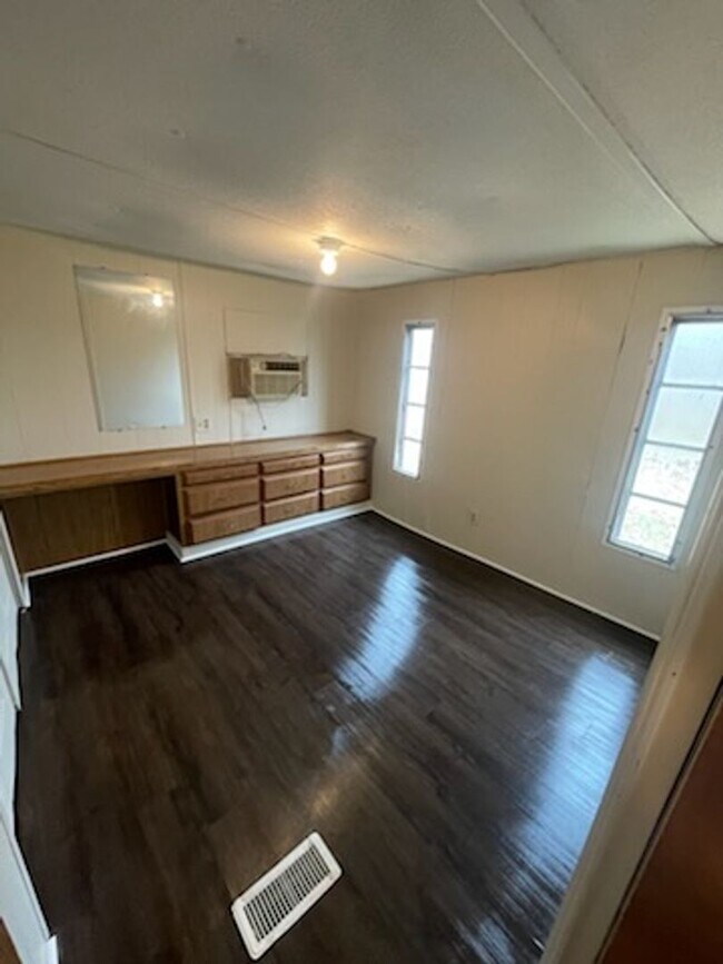 Building Photo - Completely Remodeled