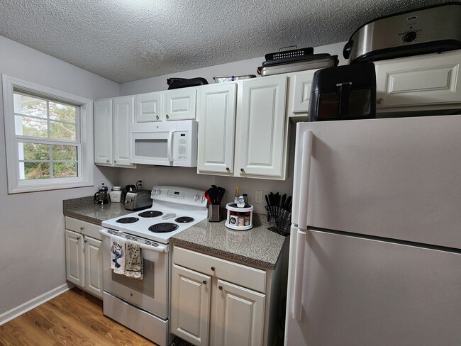 Building Photo - CONDO WITH AMENITIES - POOL VIEW!!!