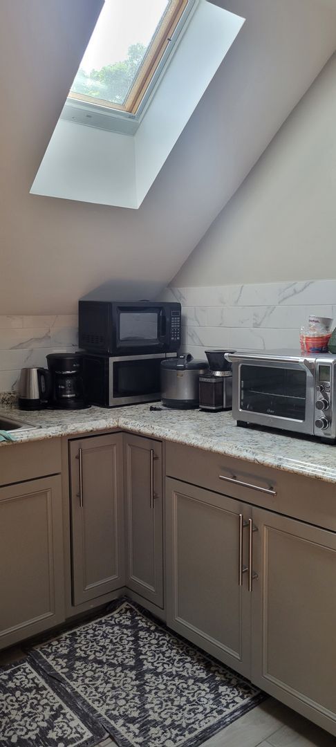 Building Photo - Easy access to UMASS! Cozy 2 bedroom Walk ...