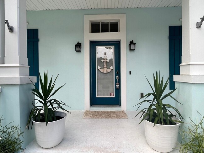 Building Photo - Updated 4 Bedroom, 2.5 bath in Waterfront,...