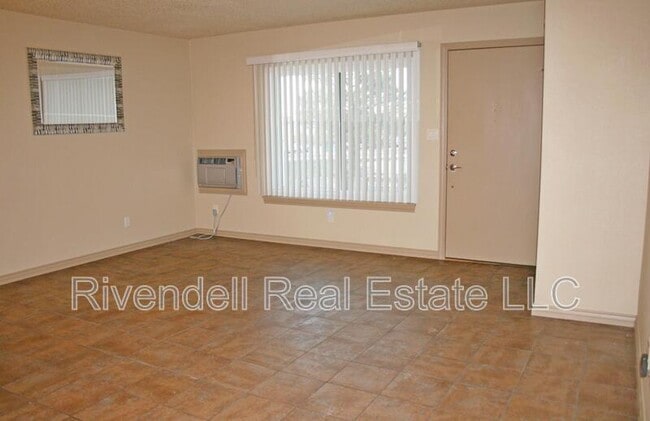 Building Photo - 532 Oakwood Dr
