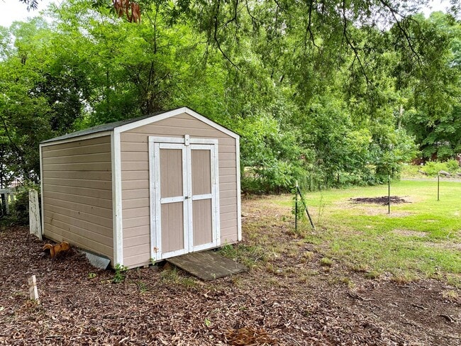Building Photo - Charming full brick home!