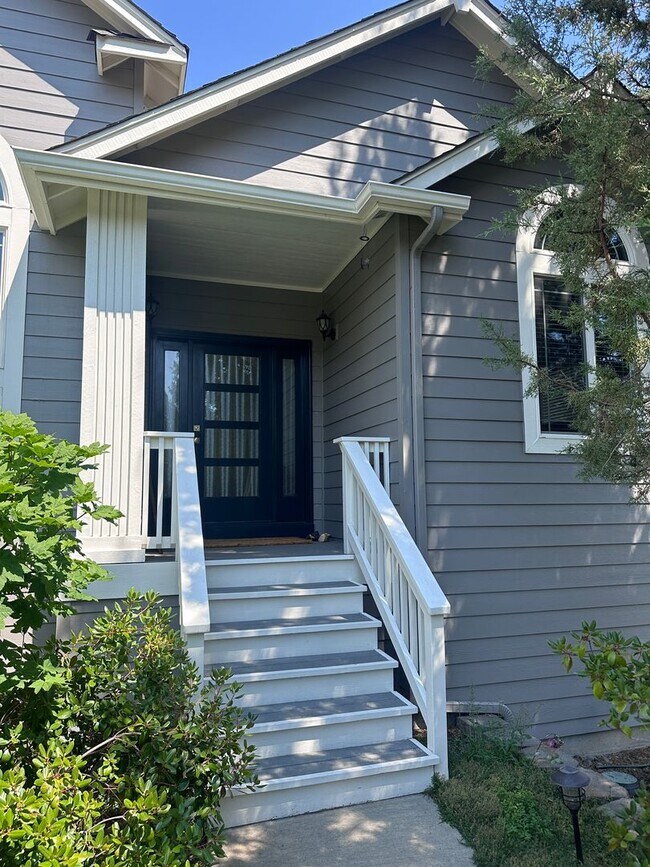 Building Photo - Charming Awbrey Butte Home Available NOW