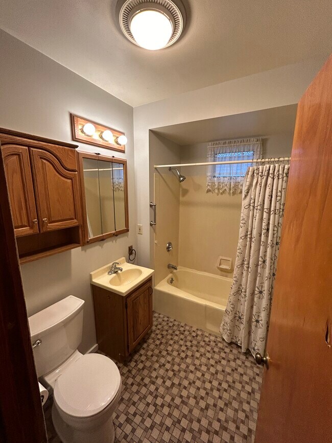 Baño completo - 1118 Kellogg Ave