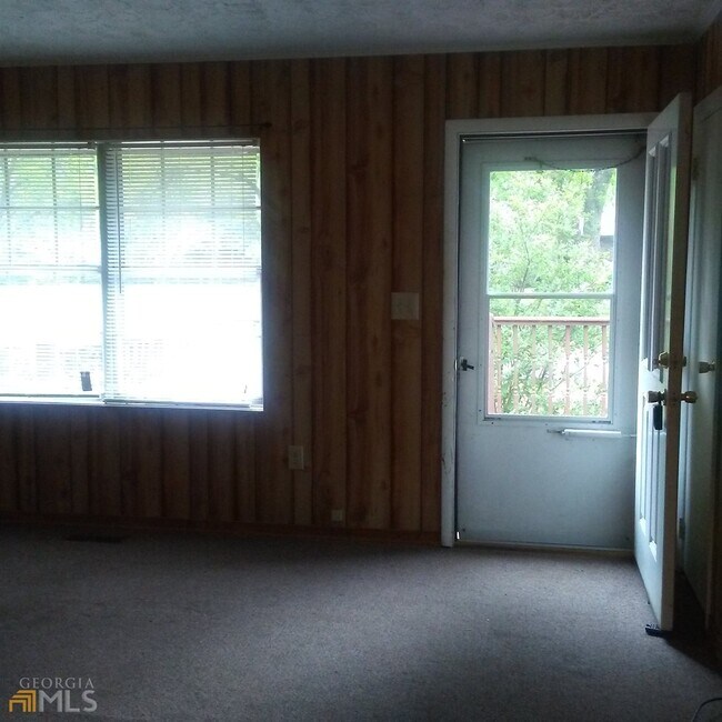 Building Photo - 237 Thrasher St