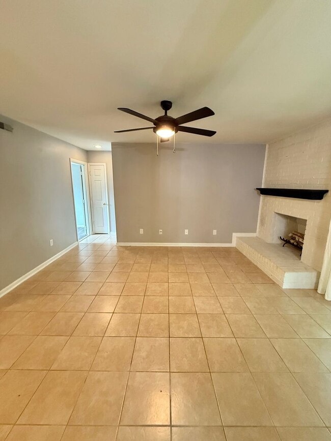 Building Photo - Fully Renovated 2 Bed, 2 Bath Ground-Floor...