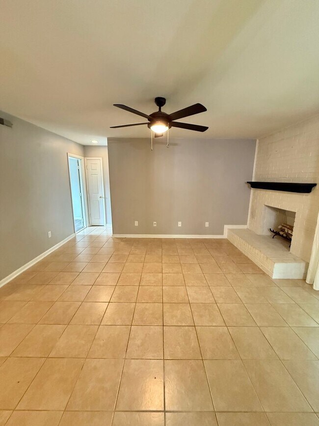 Foto del edificio - Fully Renovated 2 Bed, 2 Bath Ground-Floor...