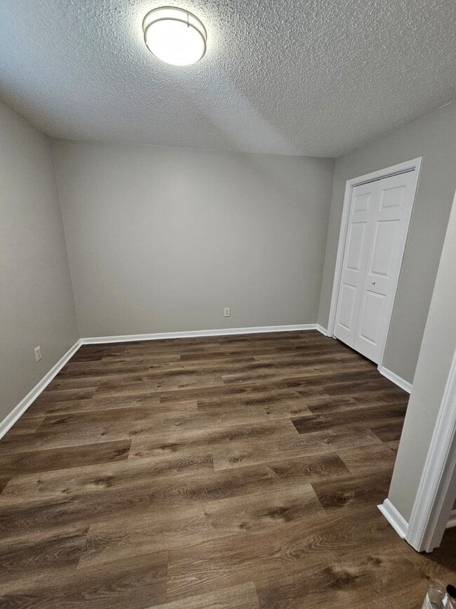 Building Photo - Three bedroom, two bath condo in High Point