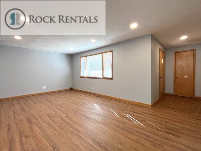 Foto del edificio - Beautifully Updated 4 Bed 2 Bath in South Hutchinson