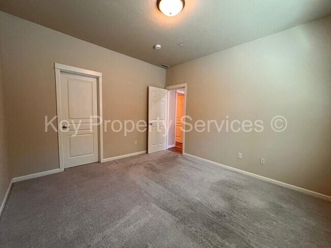 Foto del edificio - AVAILABLE NOW! Hazel Dell 5 Bedroom Close ...