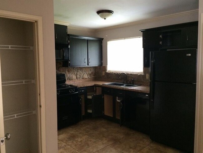 Foto del edificio - 604 Old Manor Rd NW