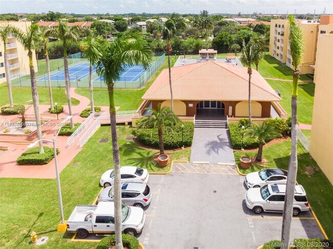 Foto del edificio - 7010 NW 186th St