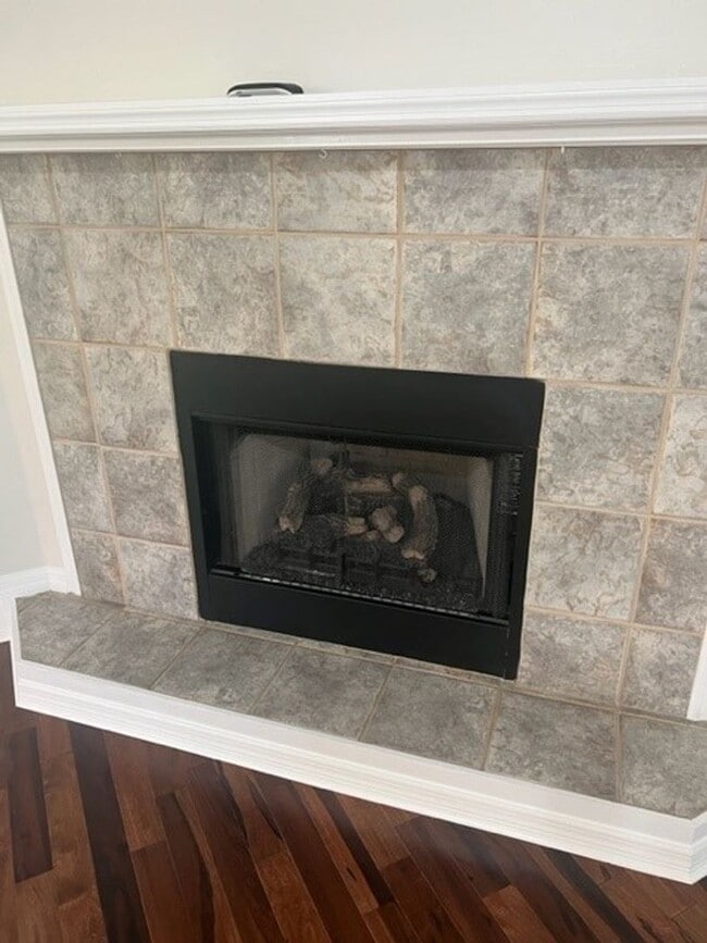 Building Photo - LEASE TERMS NEGOTIABLE Gorgeous 3 Bedroom ...