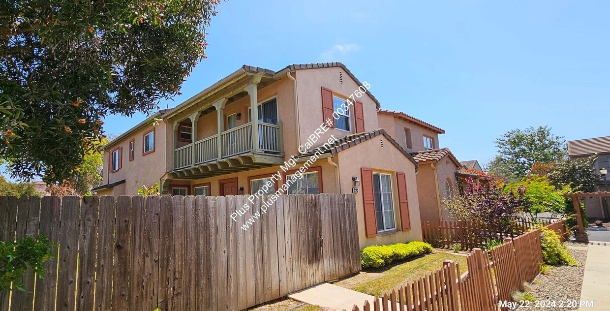 Primary Photo - Autumn Glenn Large Two Story Home Near Sho...