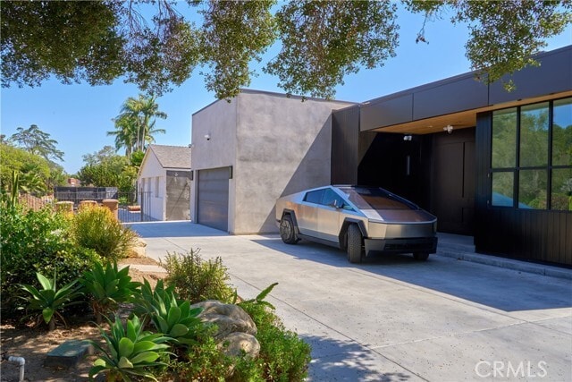 Foto principal - 1119 N Crestview Dr