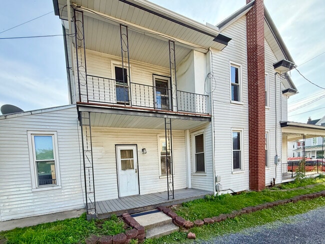 Building Photo - 214 E Cherry St