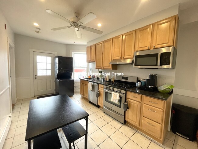 Building Photo - 27 Lambert St