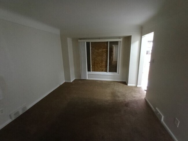 Building Photo - 3 bedroom, 1 bath, brick bungalow now available! $1,500