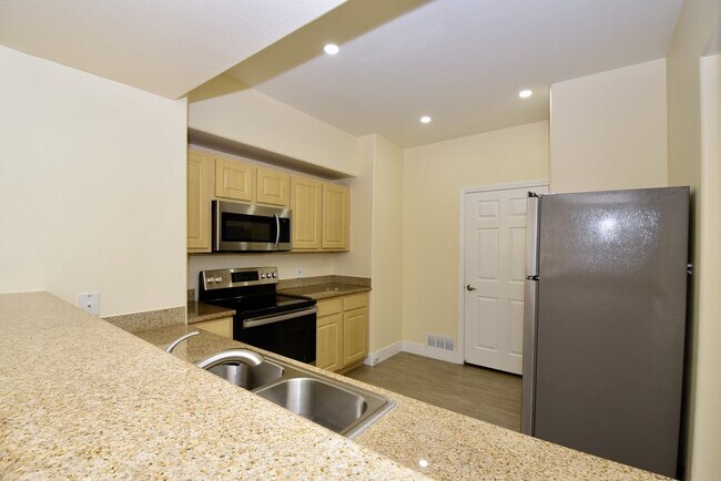 Foto del edificio - Charming Two-Bedroom Condo with Prime Location At Coronado Palms!