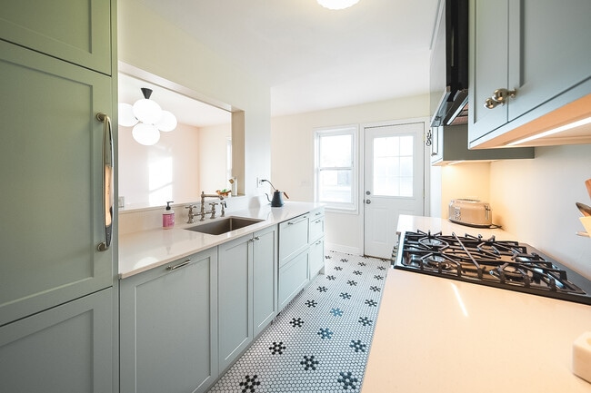 Foto del edificio - 2040 Montreal Ave