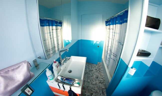 1st bathroom - 5259 Aldama St