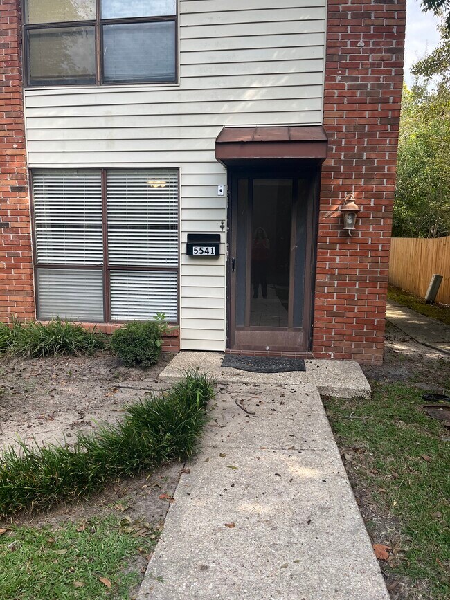 Foto del edificio - 5541 Riverstone Dr