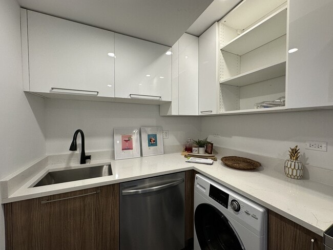 Building Photo - 941 W Carmen Ave