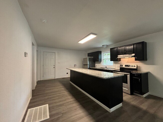 Building Photo - 3 bedroom 2 full bathroom home