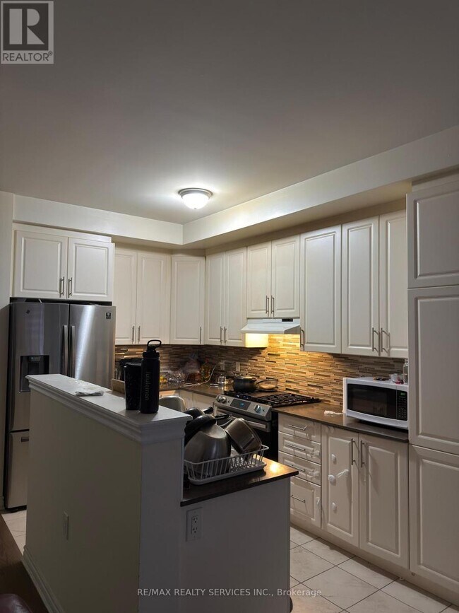 Building Photo - 90 Royal Fern Cres