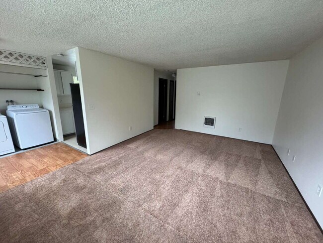 Foto del edificio - **One Portable AC-Unit included** 2-bedroom / 1-bath, Near Transportation