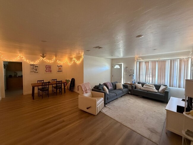 Foto del edificio - 5BD 3 BA with a Great Yard!