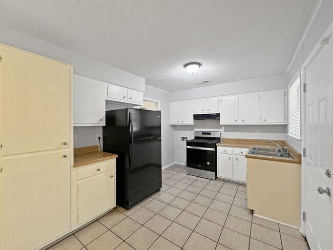 Building Photo - 5680 Chickasaw Dr