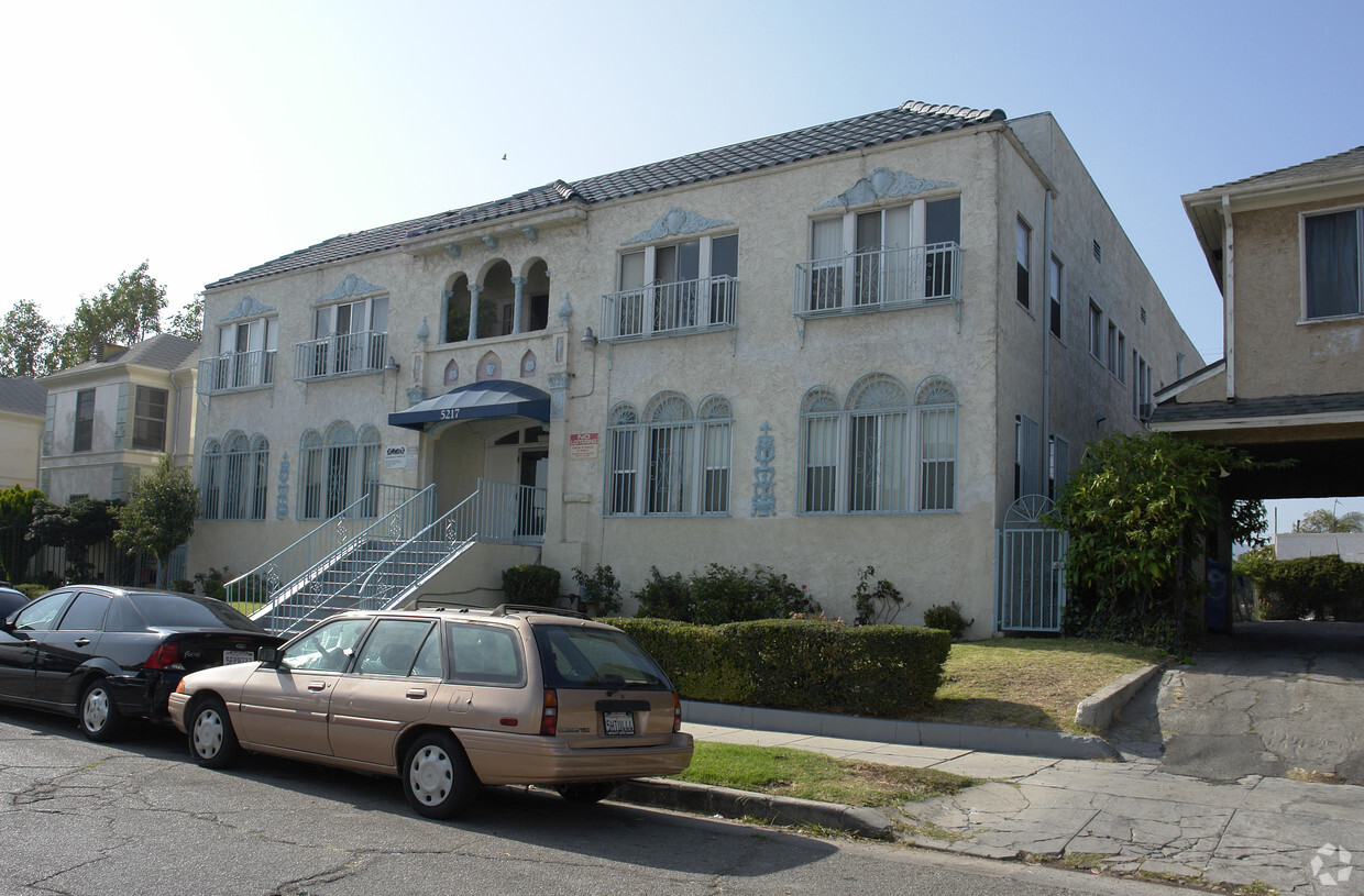 Building Photo - Queen Apartments