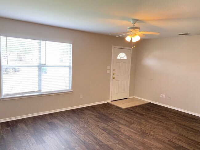 Foto del edificio - New Braunfels 3 Bedroom Single Story Duplex Available NOW!