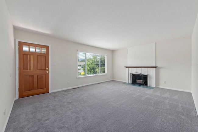 Foto del edificio - Beautiful 4 Bedroom/2 Bath Home in Desirab...