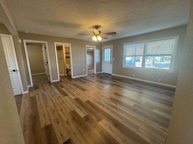 Building Photo - Cute 4 bed 2 bath house for rent!