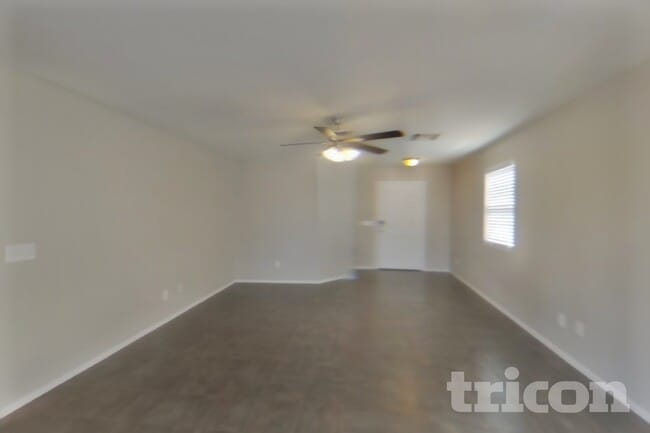 Building Photo - 13301 E Primrose Ln