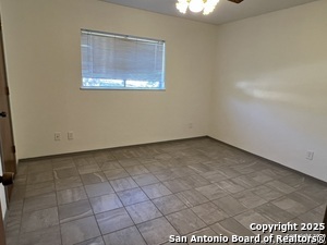 Foto del edificio - 407 Buttercup Ln