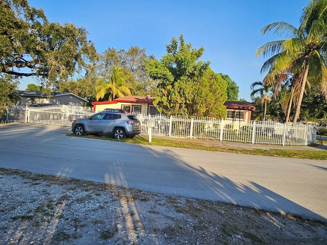 Foto principal - 19601 NE Miami Ct