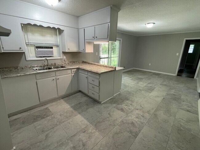 Building Photo - 5940 Mallory Rd