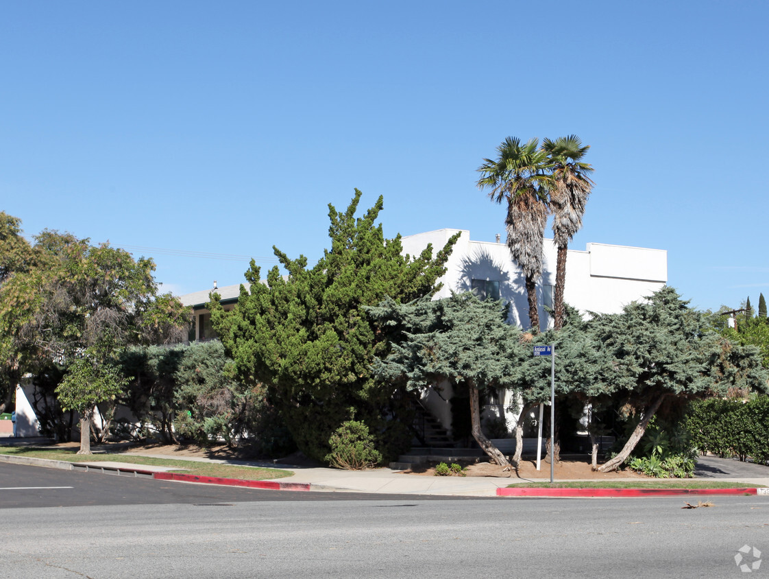 Building Photo - Chatsworth Granada Hills