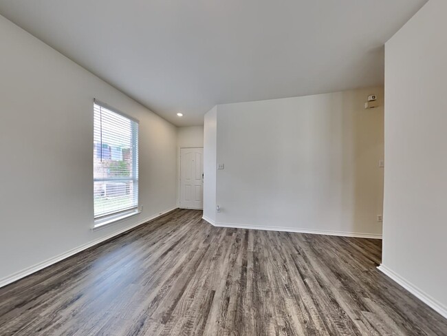 Building Photo - 628 Caravan Dr