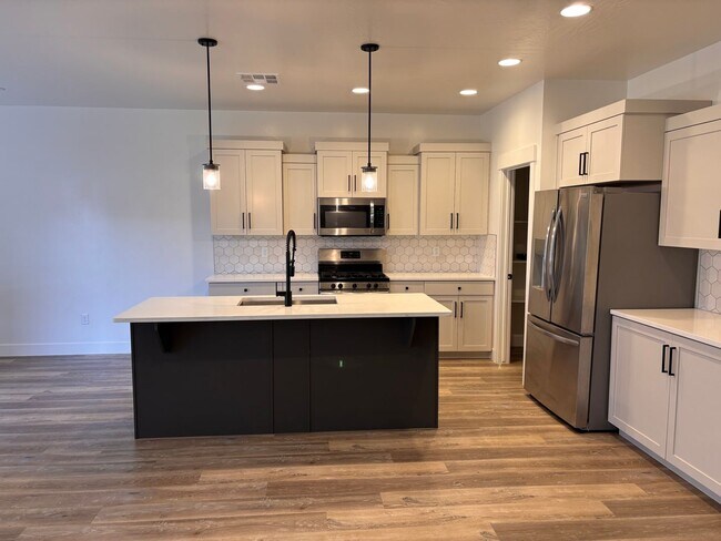 Foto del edificio - 3 bed plus office / 2.5 bath / 3 car Singl...