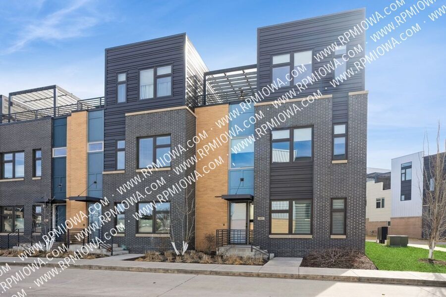 Foto principal - LUXURY TOWNHOME!! 3 Bed 3.5 Bath Townhome ...