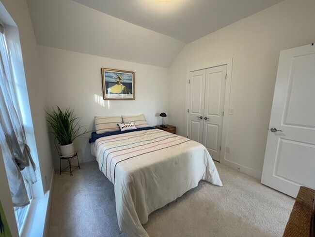 Foto del edificio - 3bd/2ba well-maintained home close to down...