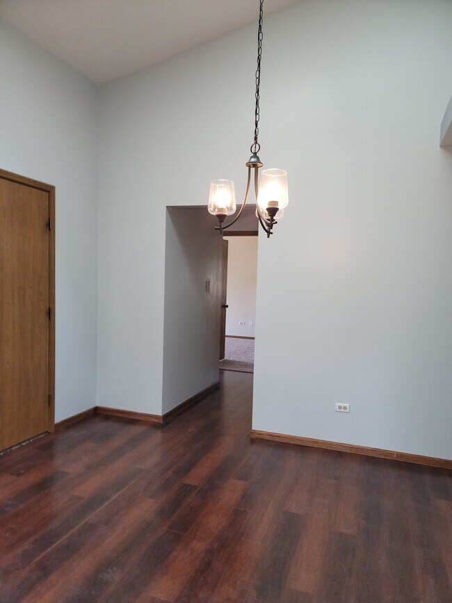 Eating Area - 9255 Windsor Pky