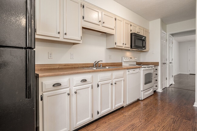 Building Photo - 10787 Colonial Woods Ct