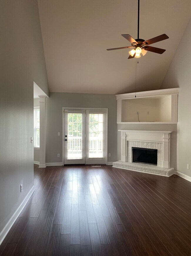 Foto del edificio - 3 BR, 2 BA, 2 Car Garage, Fenced in Yard, ...